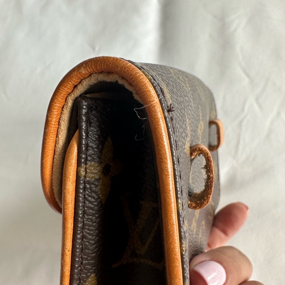 Louis Vuitton belt bag - Picture 5 of 11